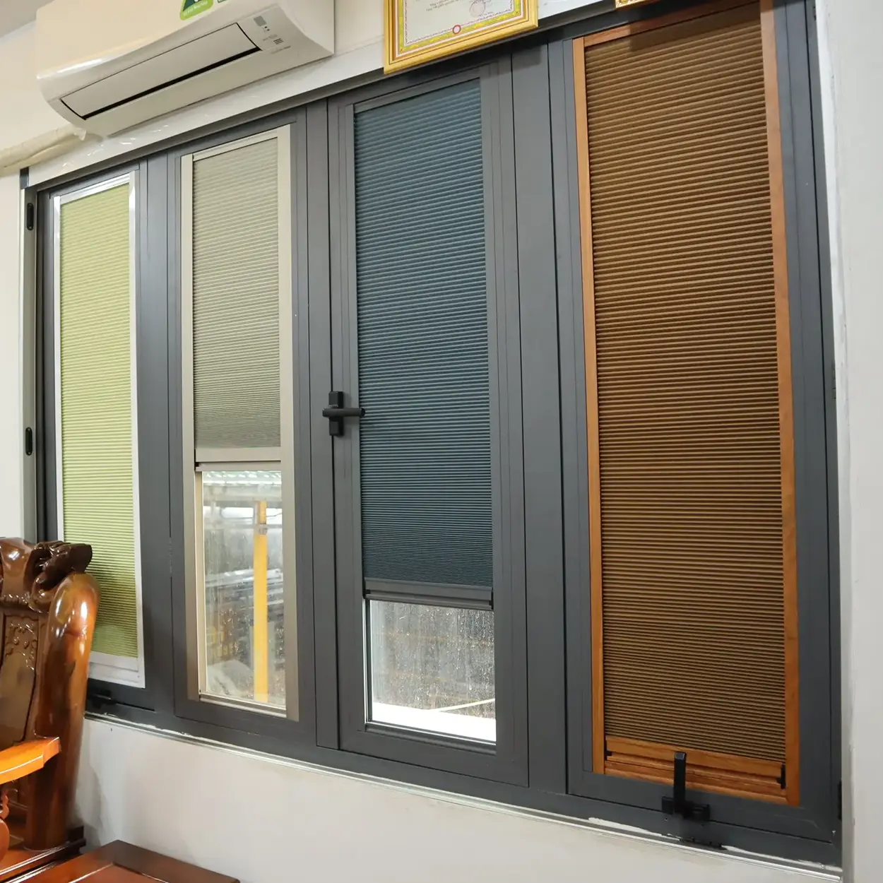 Alaşehir üzüm bağı çiftlik evi ofis — braketli plise perde